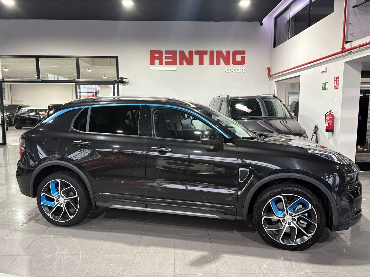 Lynk & Co 01 BASE	1.5 PHEV PINTURA METALIZADA NEGRA	TAPICERÍA NEGRA Y AZUL - Foto 2