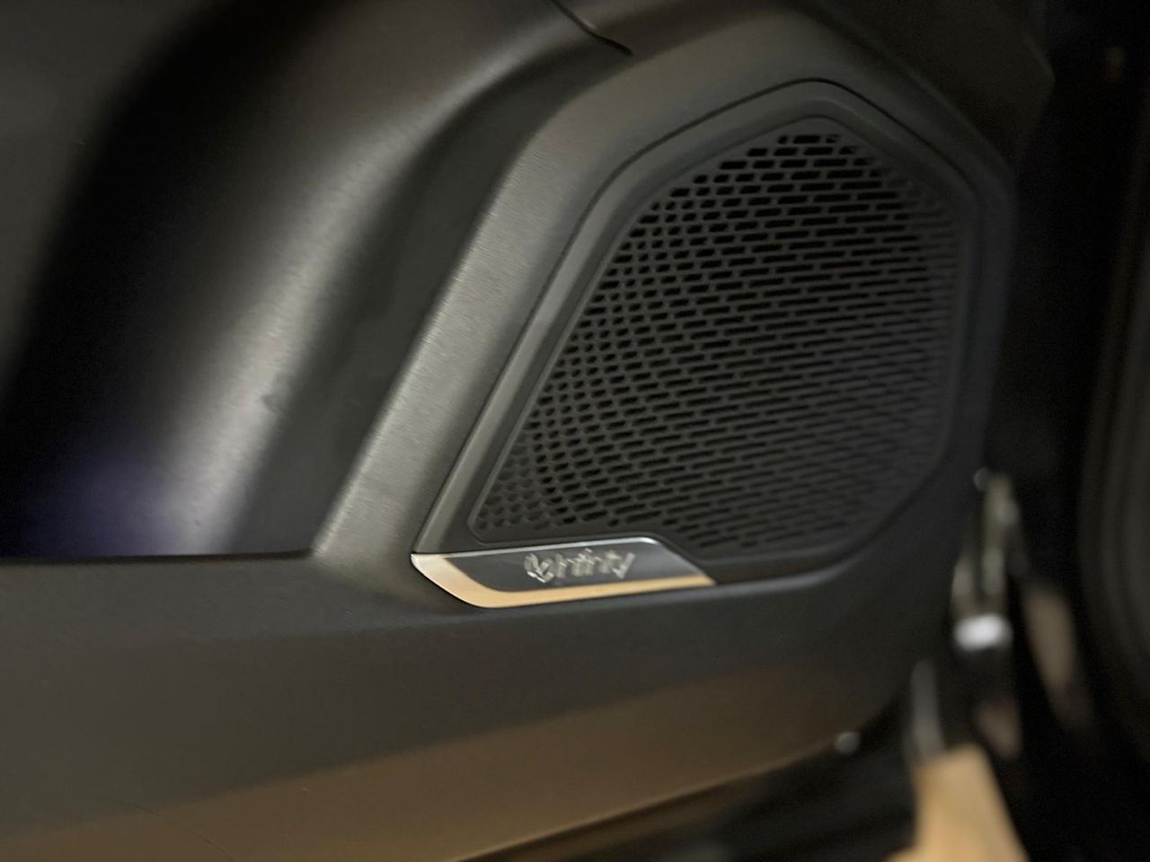 Lynk & Co 01 BASE	1.5 PHEV PINTURA METALIZADA NEGRA	TAPICERÍA NEGRA Y AZUL - Foto 2