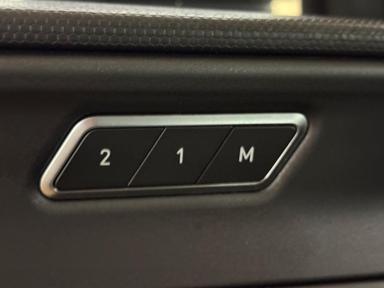 Lynk & Co 01 BASE	1.5 PHEV PINTURA METALIZADA NEGRA	TAPICERÍA NEGRA Y AZUL - Foto 2