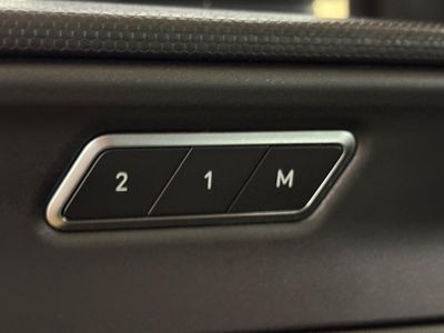 Lynk & Co 01 BASE	1.5 PHEV PINTURA METALIZADA NEGRA	TAPICERÍA NEGRA Y AZUL