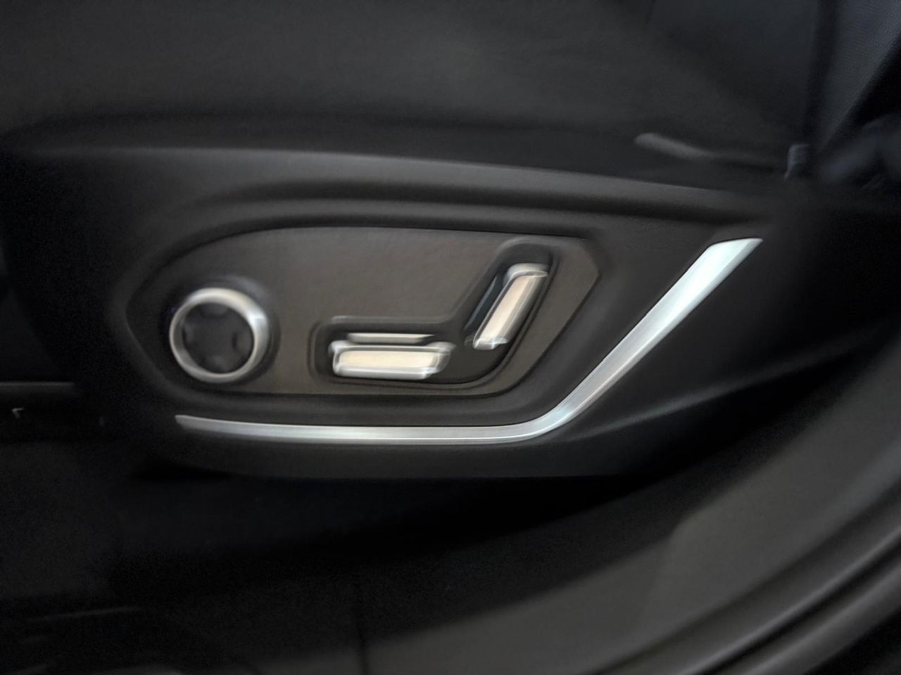 Lynk & Co 01 BASE	1.5 PHEV PINTURA METALIZADA NEGRA	TAPICERÍA NEGRA Y AZUL - Foto 2