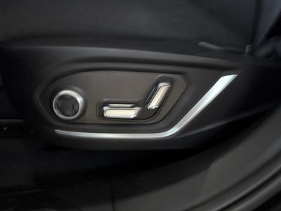 Lynk & Co 01 BASE	1.5 PHEV PINTURA METALIZADA NEGRA	TAPICERÍA NEGRA Y AZUL