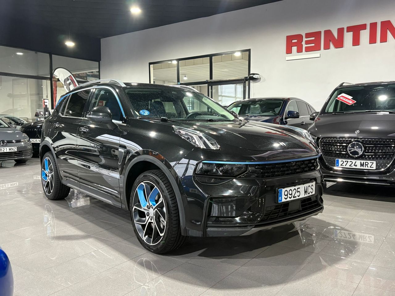 Lynk & Co 01 BASE	1.5 PHEV PINTURA METALIZADA NEGRA	TAPICERÍA NEGRA Y AZUL - Foto 2