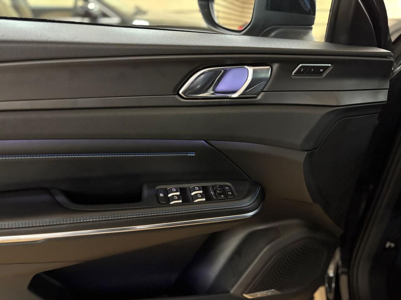 Lynk & Co 01 BASE	1.5 PHEV PINTURA METALIZADA NEGRA	TAPICERÍA NEGRA Y AZUL - Foto 2