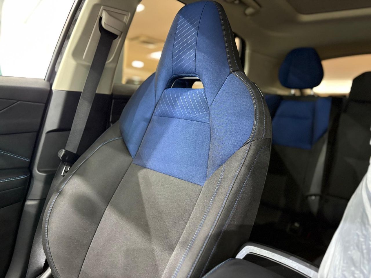 Lynk & Co 01 BASE	1.5 PHEV PINTURA METALIZADA NEGRA	TAPICERÍA NEGRA Y AZUL - Foto 2