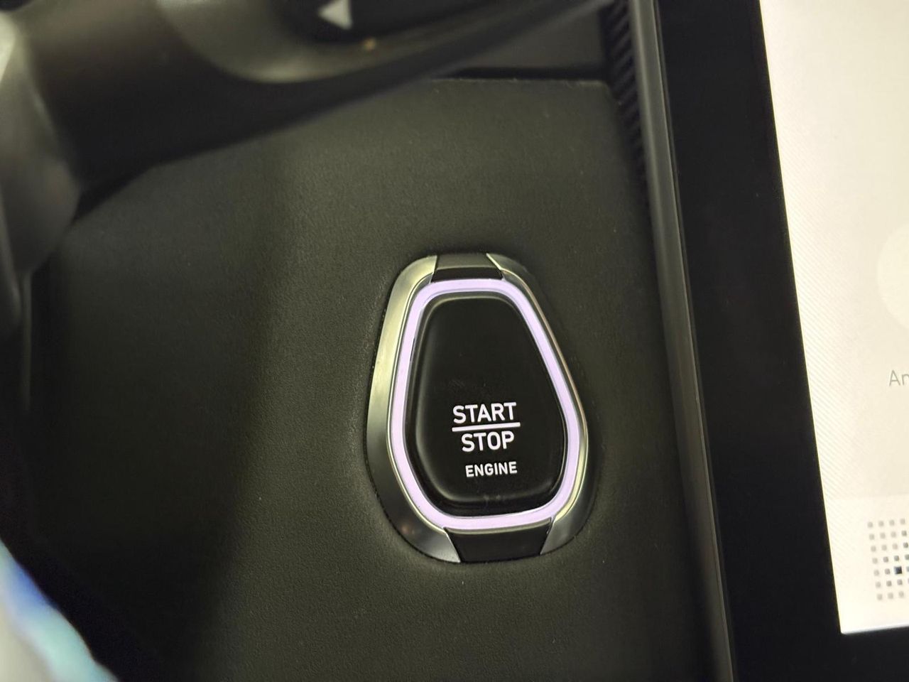 Lynk & Co 01 BASE	1.5 PHEV PINTURA METALIZADA NEGRA	TAPICERÍA NEGRA Y AZUL - Foto 2