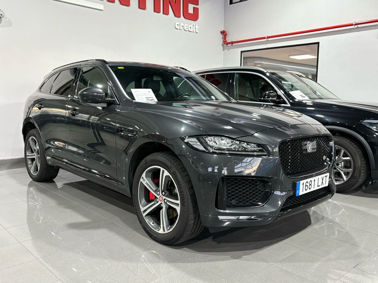 Jaguar F-Pace Jaguar F-Pace 3.0 D S 4WD Aut. 300Hp ... Pano LED-Xenon Navi Sport-Leather Camera KeylessGo Klima PDC  - Foto 2
