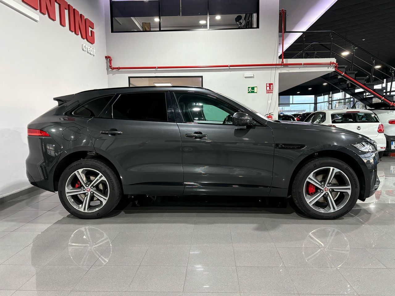 Jaguar F-Pace Jaguar F-Pace 3.0 D S 4WD Aut. 300Hp ... Pano LED-Xenon Navi Sport-Leather Camera KeylessGo Klima PDC  - Foto 2