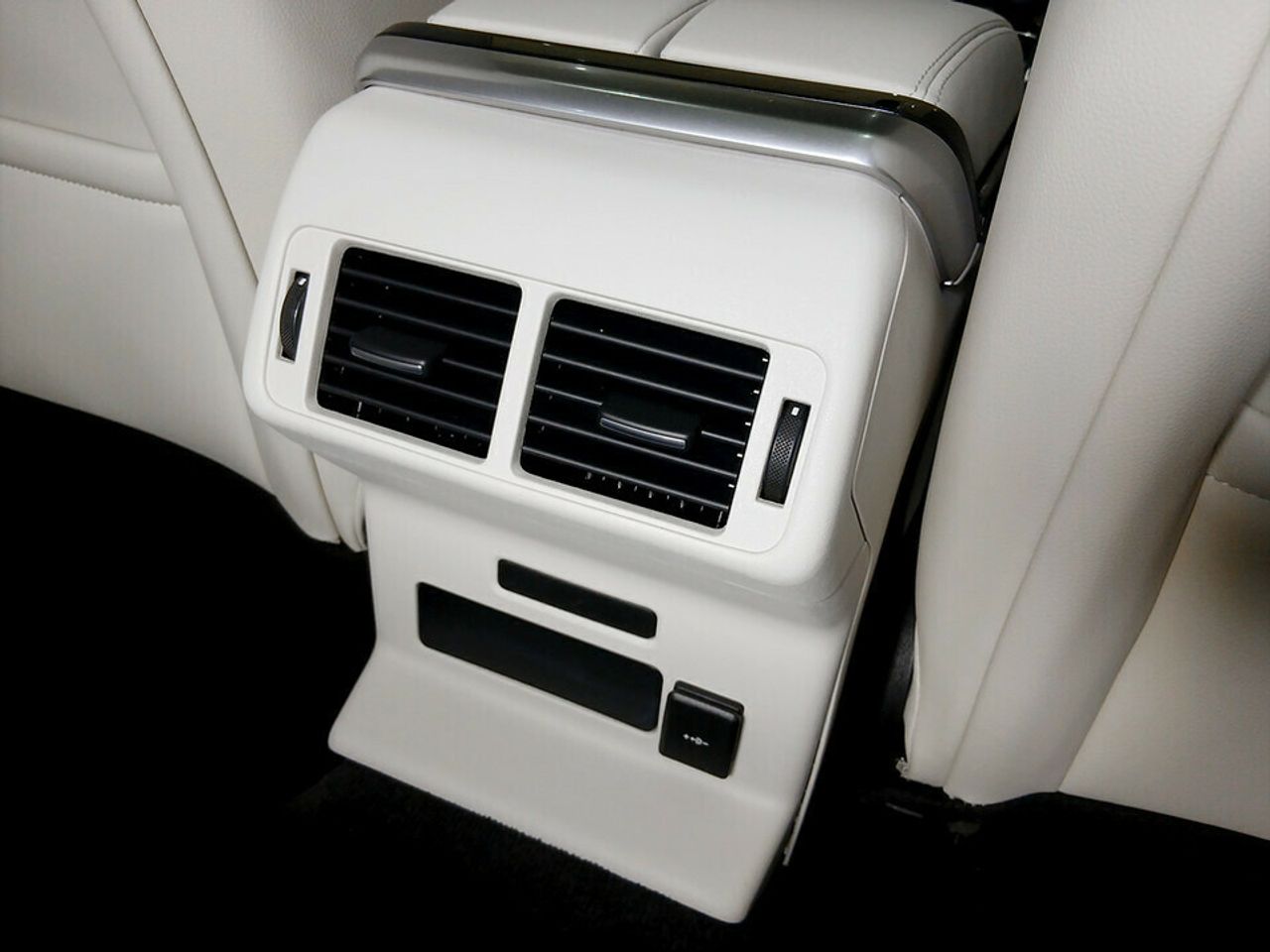 Land-Rover Range Rover Velar 2.0D I4 150kW R-Dynamic SE 4WD  - foto 19