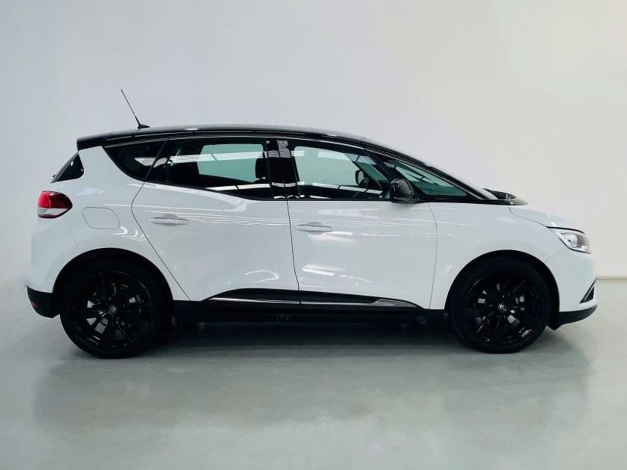 Descubre como  de segunda mano - renault scénic 2019 /