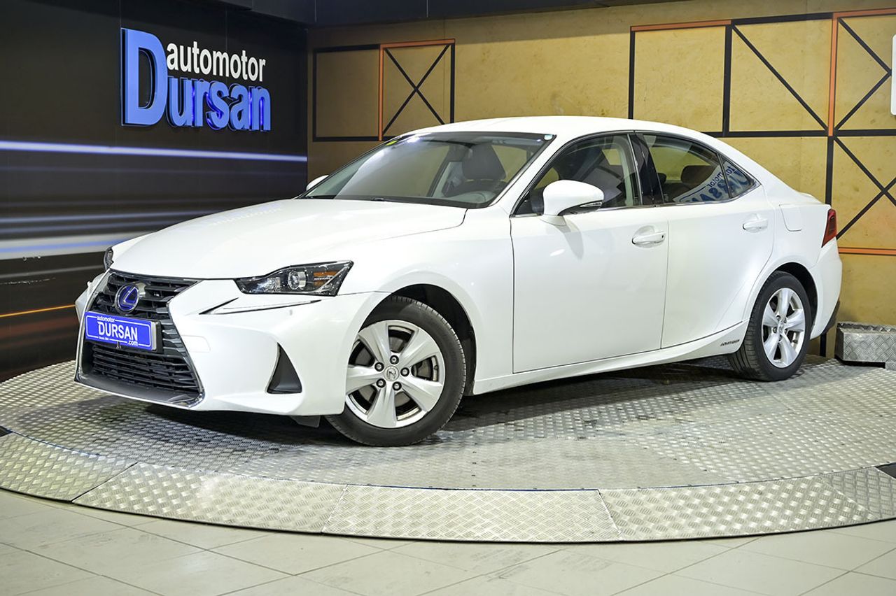 Foto lexus is 2020 /