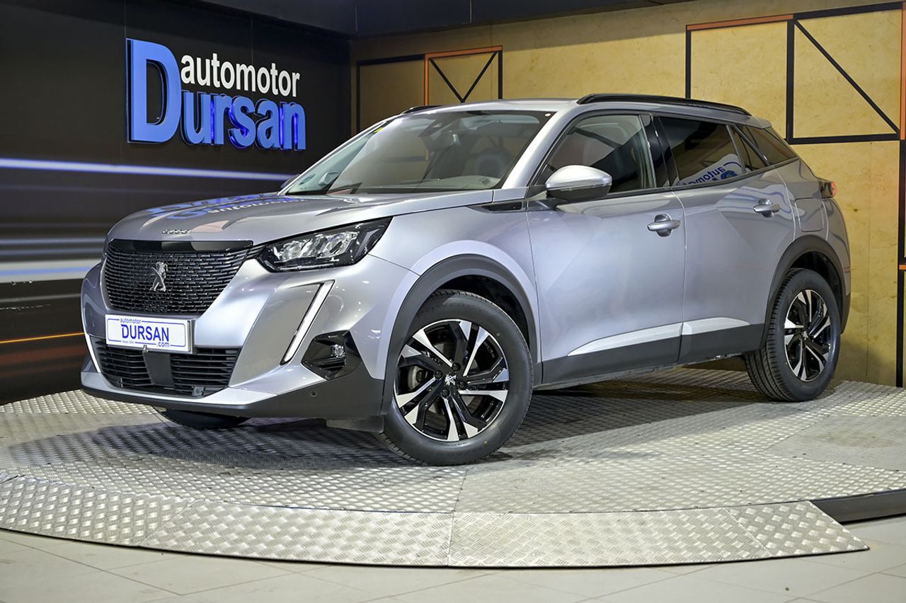 Dacia sandero gris claro  de segunda mano - peugeot 2008 2020 /