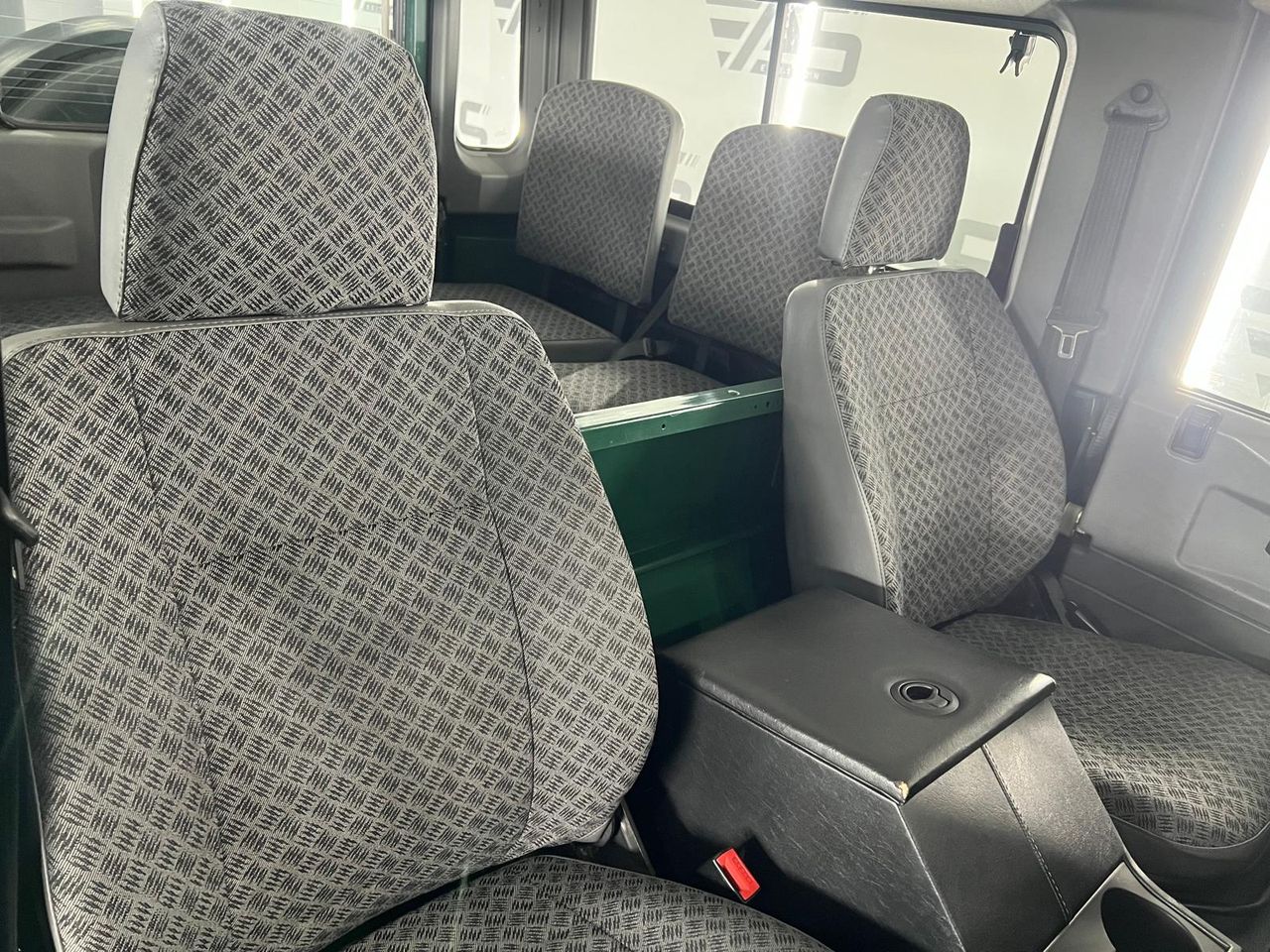 Imagen 103 del Land-Rover Defender en Auto Select Edition, Figueres