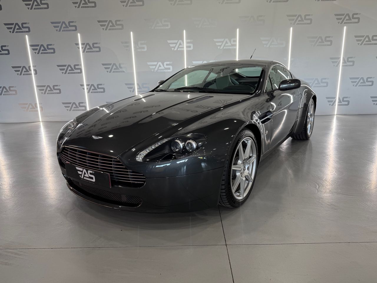aston martin v8 vantage 2006 /
