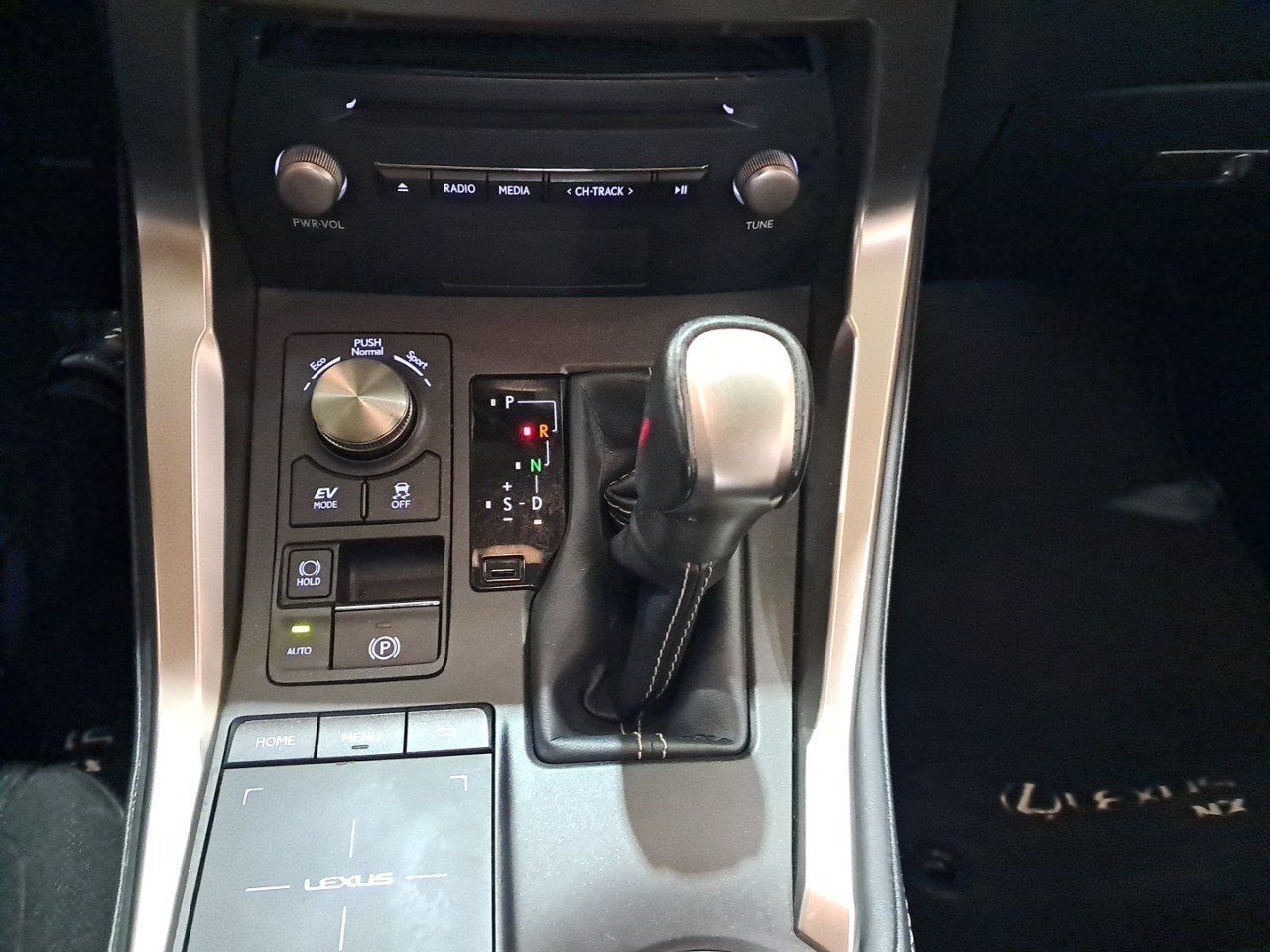 Lexus NX 2.5 300h Business 2WD - foto 18