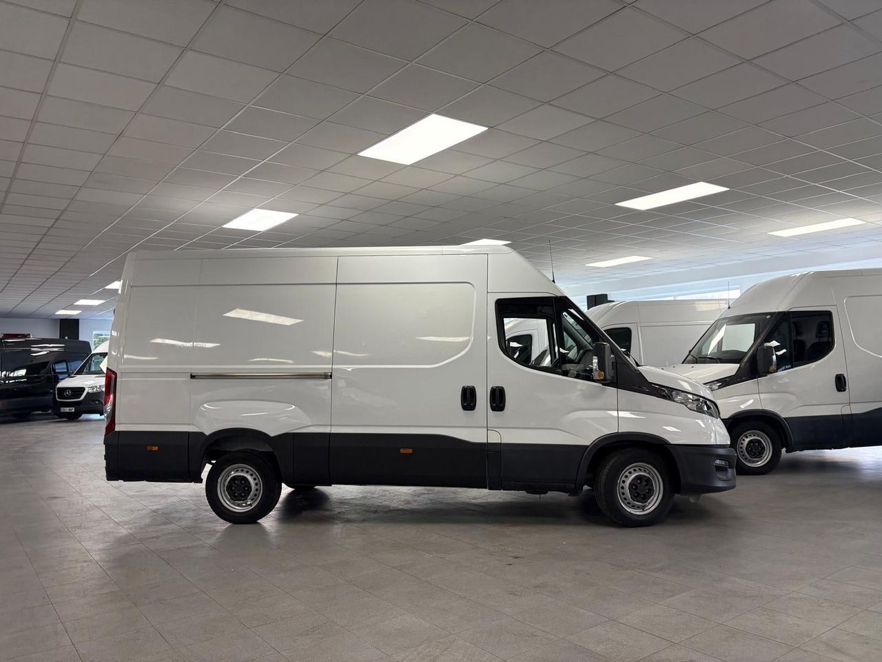 Iveco Daily 35S16	2.3 TD 35S 16 V 3520L/H2 12 M3 - foto 11