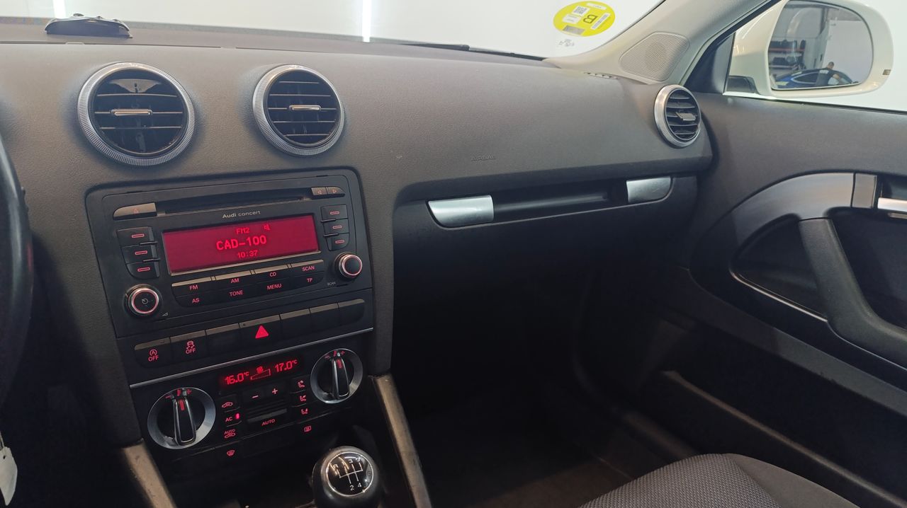 Audi A3 1.6 TDI 105cv Attraction 213000 - Foto 2 