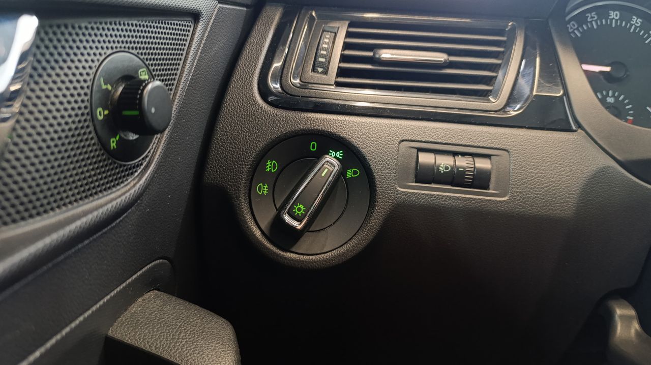 Skoda Rapid 1.4 TDI CR 66KW (90cv) Style DSG Nacional - 146000Km - Foto 2 