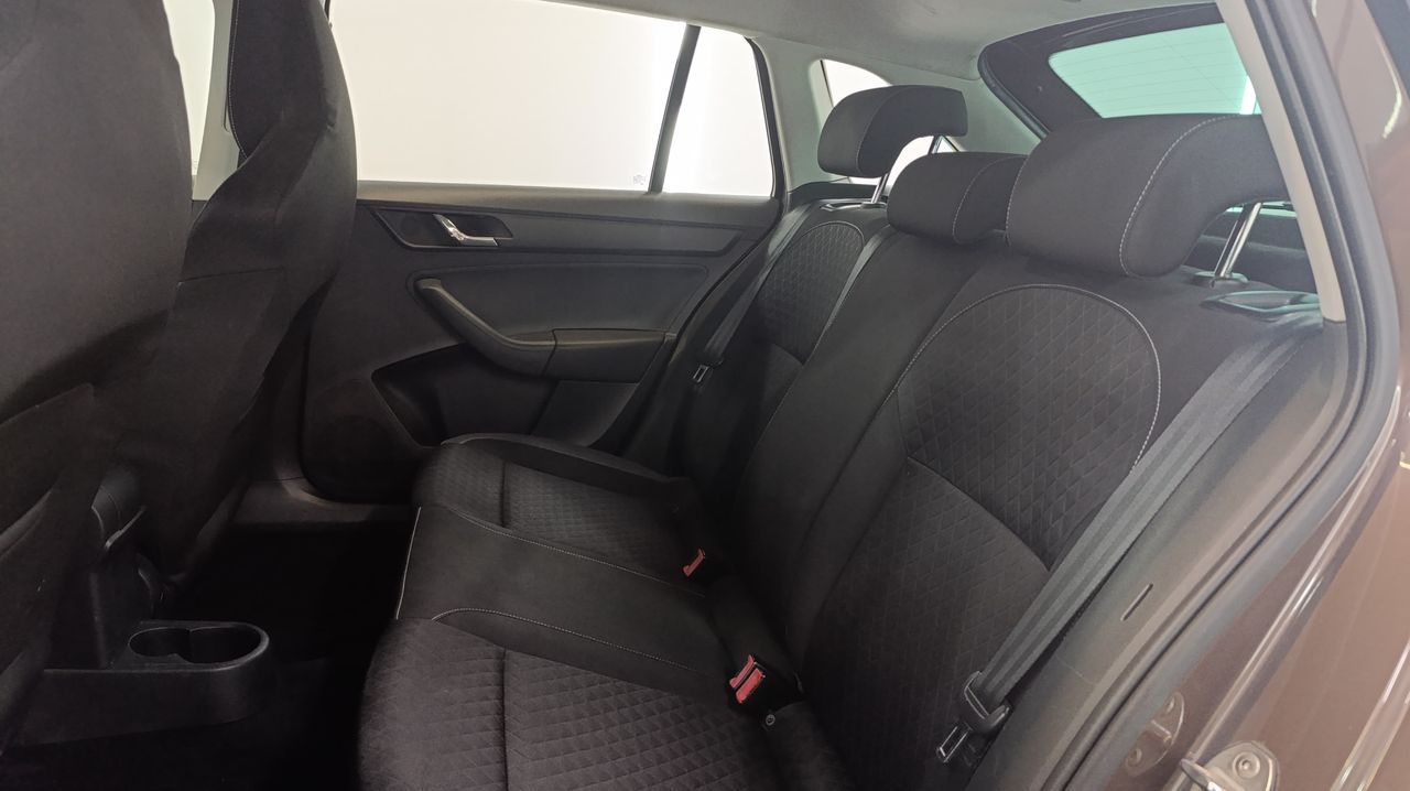 Skoda Rapid 1.4 TDI CR 66KW (90cv) Style DSG Nacional - 146000Km - Foto 2 