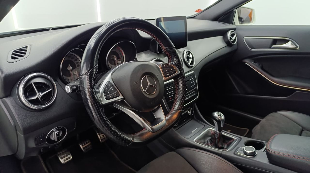 Mercedes 180 GLA 180 AMG Line Nacional Único propietario - 170.000Km - Foto 2 