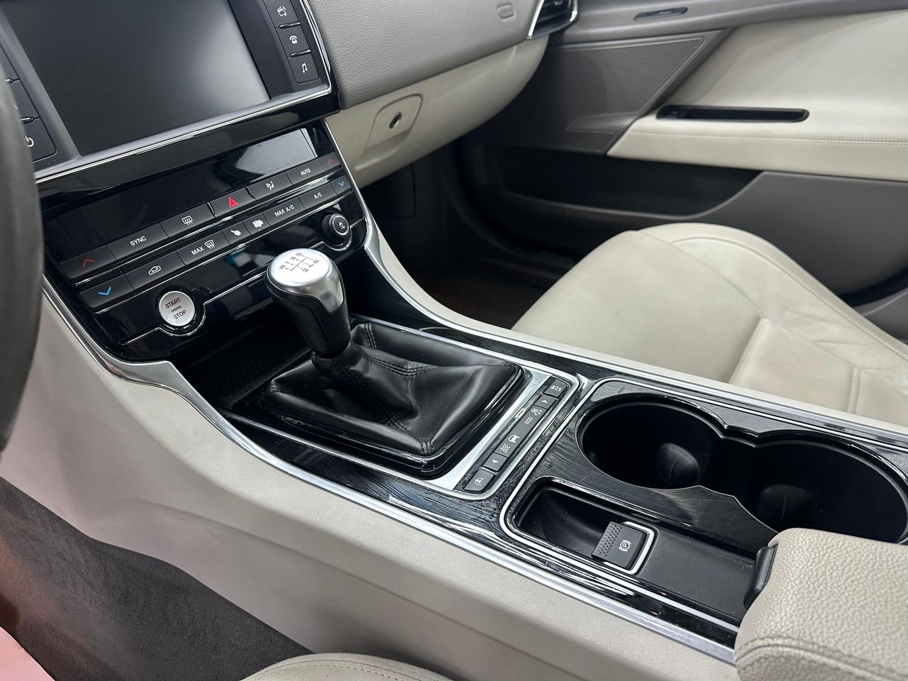 Jaguar XE 2.0 AJ200D Diesel RWD 180cv Portfolio Nacional - 84.000Km - Foto 2 