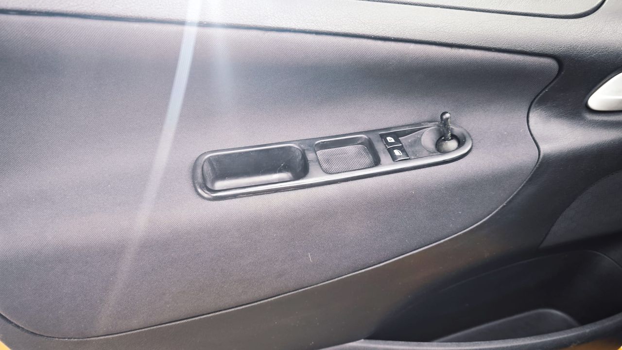 Peugeot 207 Confort 1.4 75Cv Nacional  - 96500Km - Foto 2 