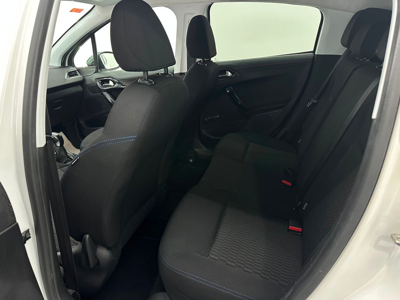 Peugeot 208 5P Signature BlueHDi 73KW (100CV) - Foto 2 