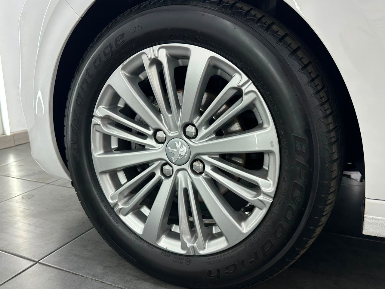 Peugeot 208 5P Signature BlueHDi 73KW (100CV) - Foto 2 