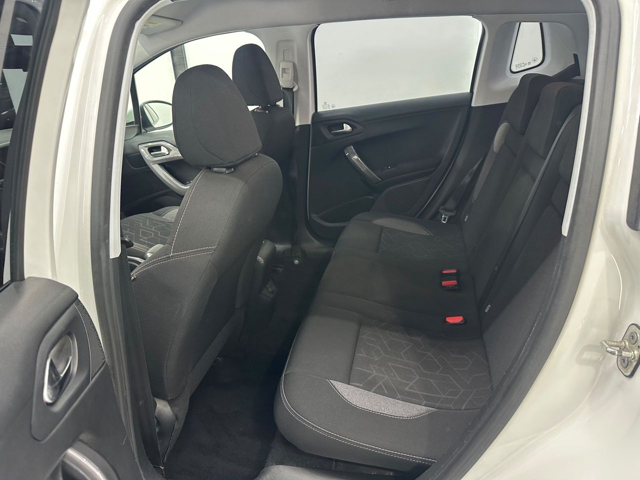 Peugeot 2008 Style 1.2L PureTech 81KW (110CV) S&S ÚNICO PROPIETARIO - Foto 2 