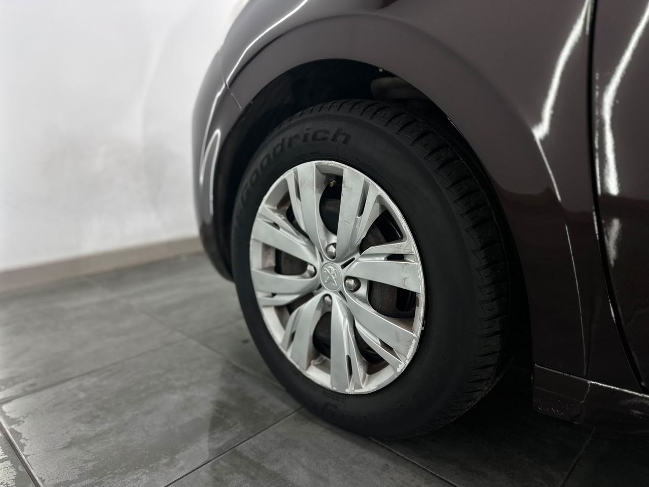 Peugeot 208 5P ALLURE 1.2 VTi 82 - Foto 2 