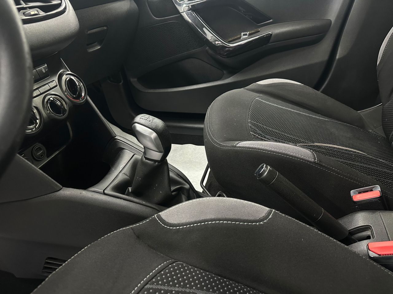 Peugeot 208 5P ALLURE 1.2 VTi 82 - Foto 2 