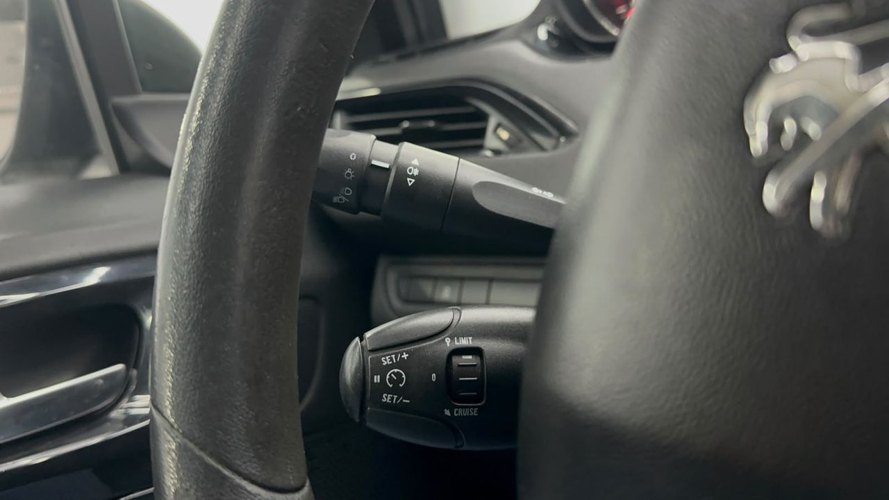 Peugeot 208 5P ALLURE 1.2 VTi 82 - Foto 2 