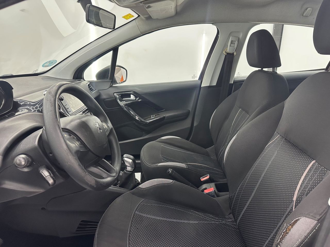 Peugeot 208 5P ALLURE 1.2 VTi 82 - Foto 2 