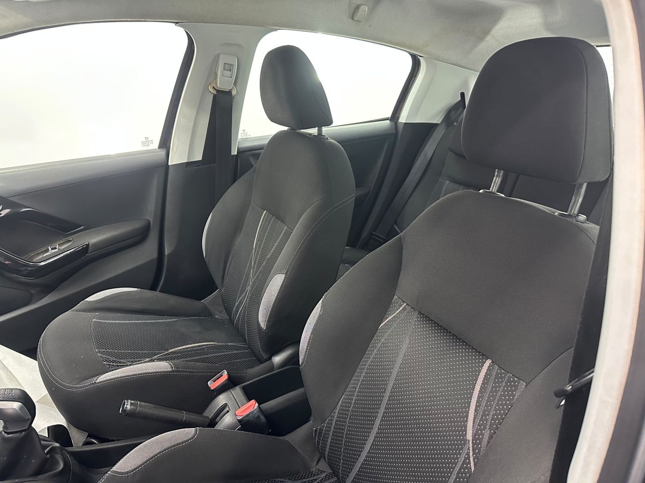Peugeot 208 5P ALLURE 1.2 VTi 82 - Foto 2 