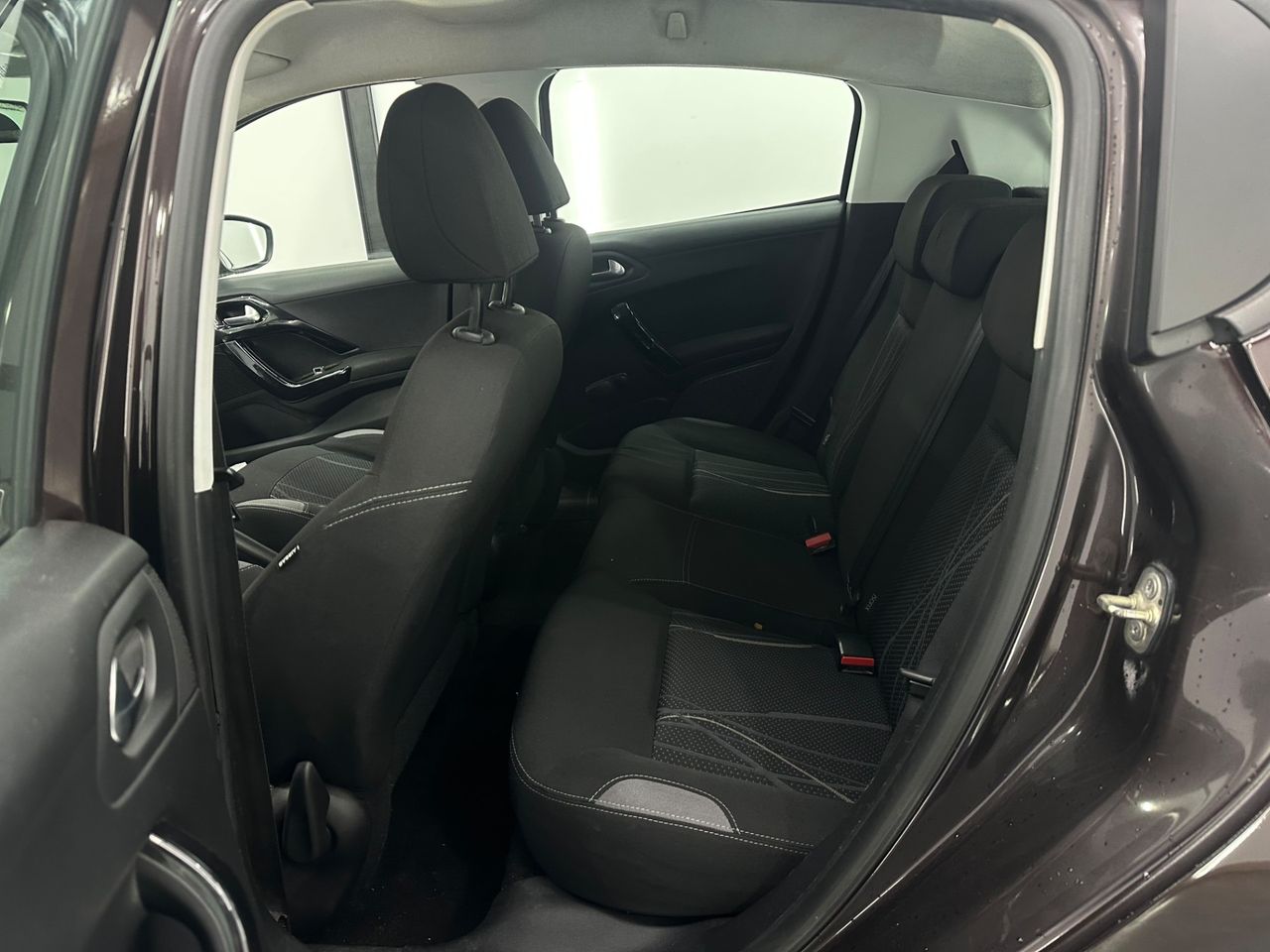 Peugeot 208 5P ALLURE 1.2 VTi 82 - Foto 2 