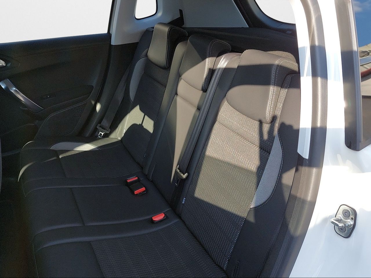 Peugeot 2008 Allure 1.2 PureTech 81KW (110CV)S&S EAT6 - Foto 2