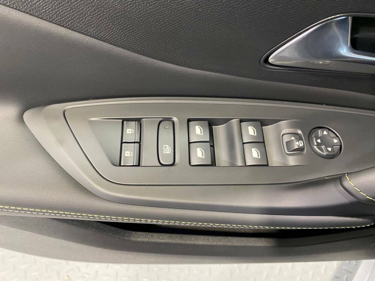 Peugeot 308 First Edition 5P   Eléctrico 115kW (156CV) - Foto 2