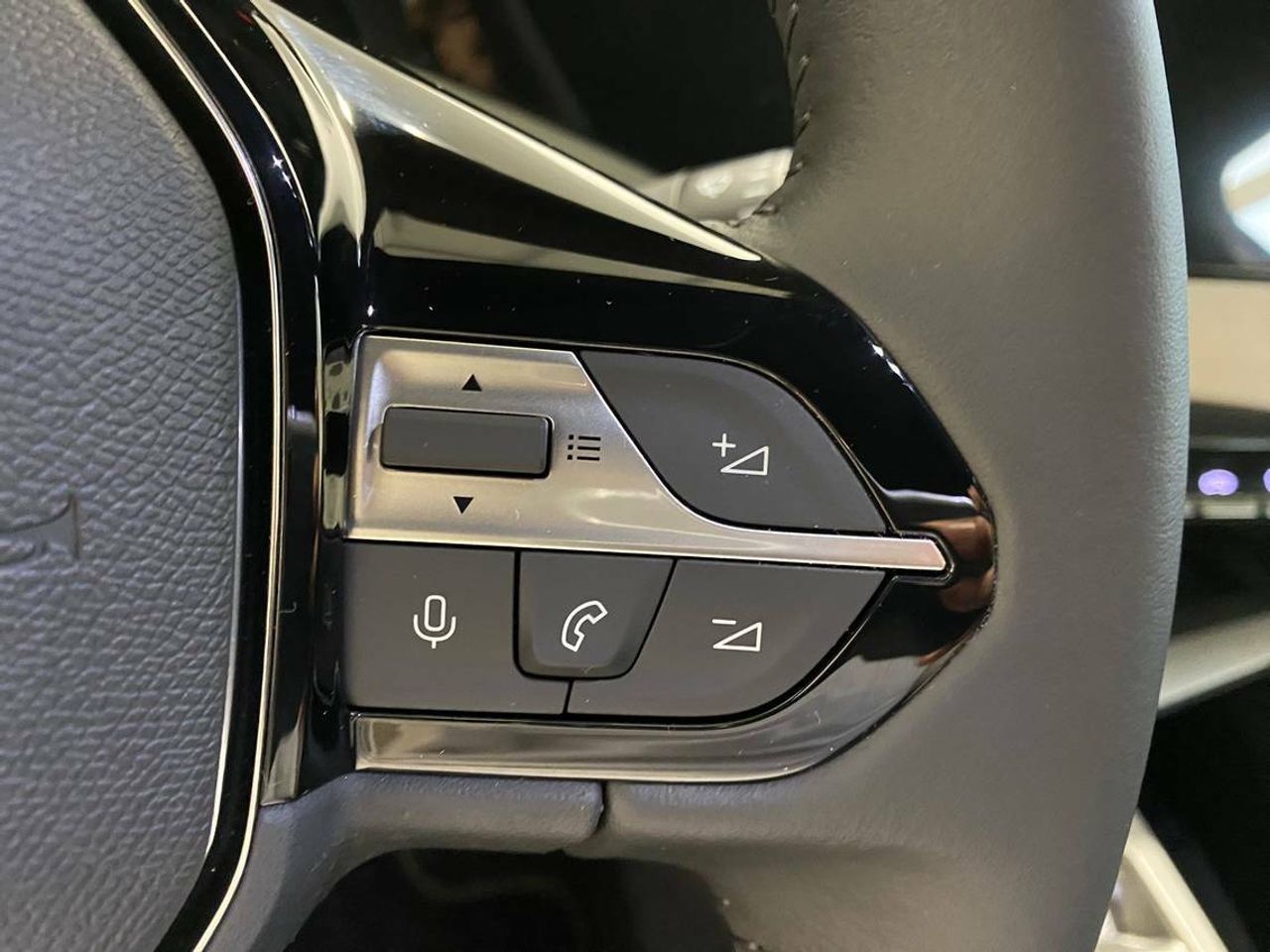 Peugeot 308 First Edition 5P   Eléctrico 115kW (156CV) - Foto 2