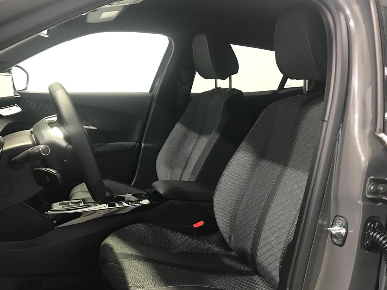 Peugeot e-2008 Eléctrico Allure 156 (115kW) - Foto 2
