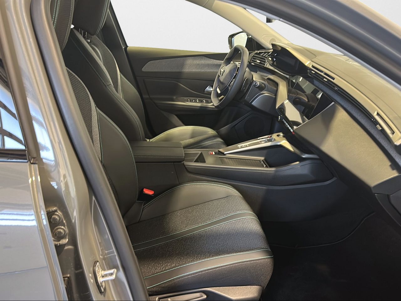 Peugeot 308 5P Allure Hybrid MHEV 145 e-DCS6 - Foto 2