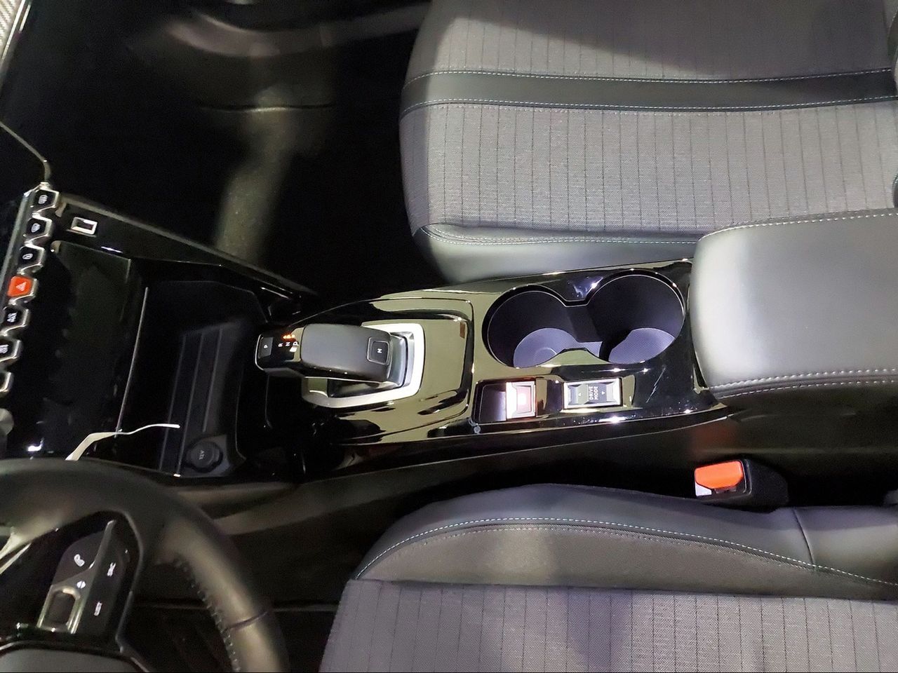 Peugeot 2008 Allure Puretech 130 S&S EAT8 - Foto 2