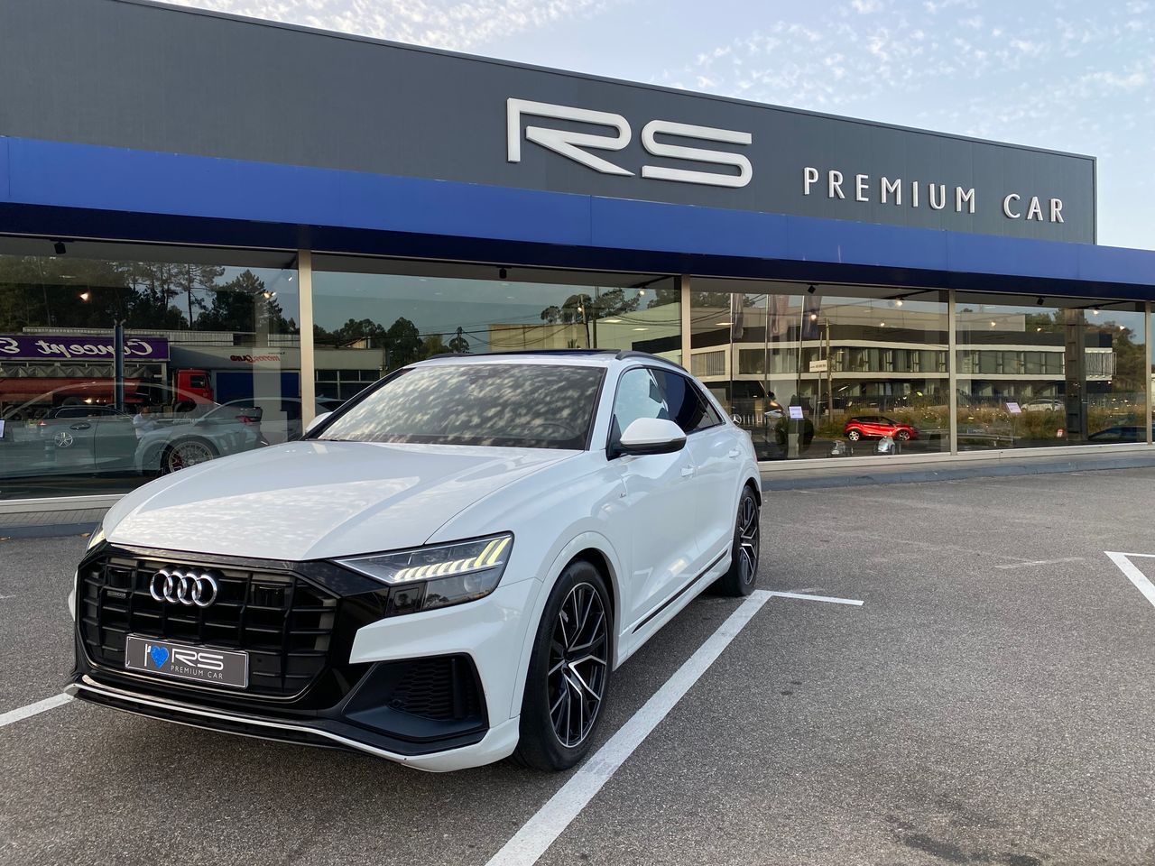 audi q8 2019 /