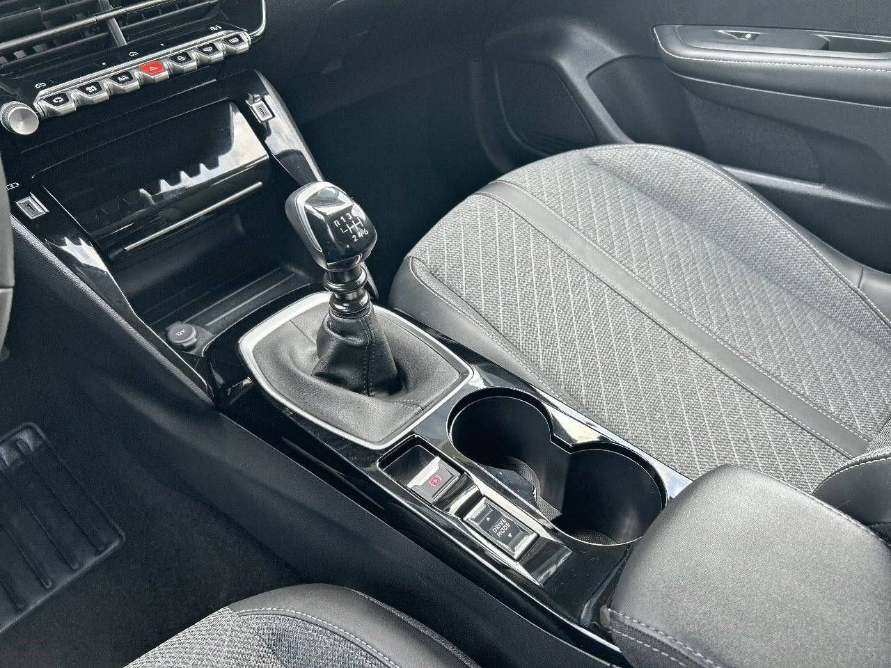 Peugeot 208   Gasolina 100 S&S 6 Vel. MAN Allure - Foto 25