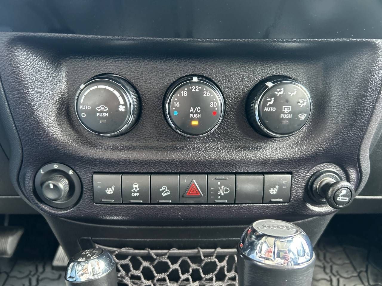 Jeep Wrangler  3.6 V6  Auto Sahara - Foto 23