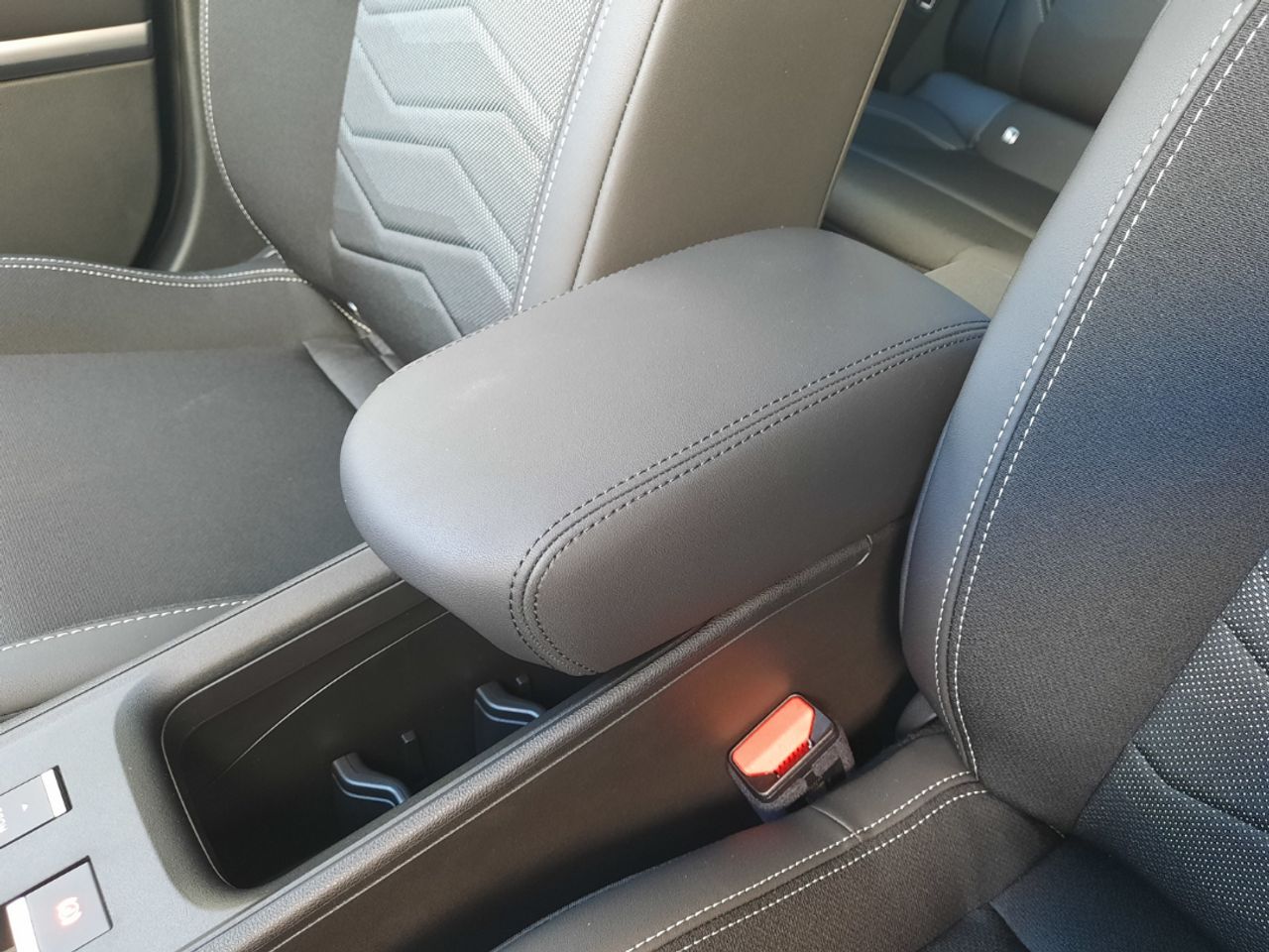 Jeep Avenger  1.2 G 74kW (100CV) Altitude - Foto 33