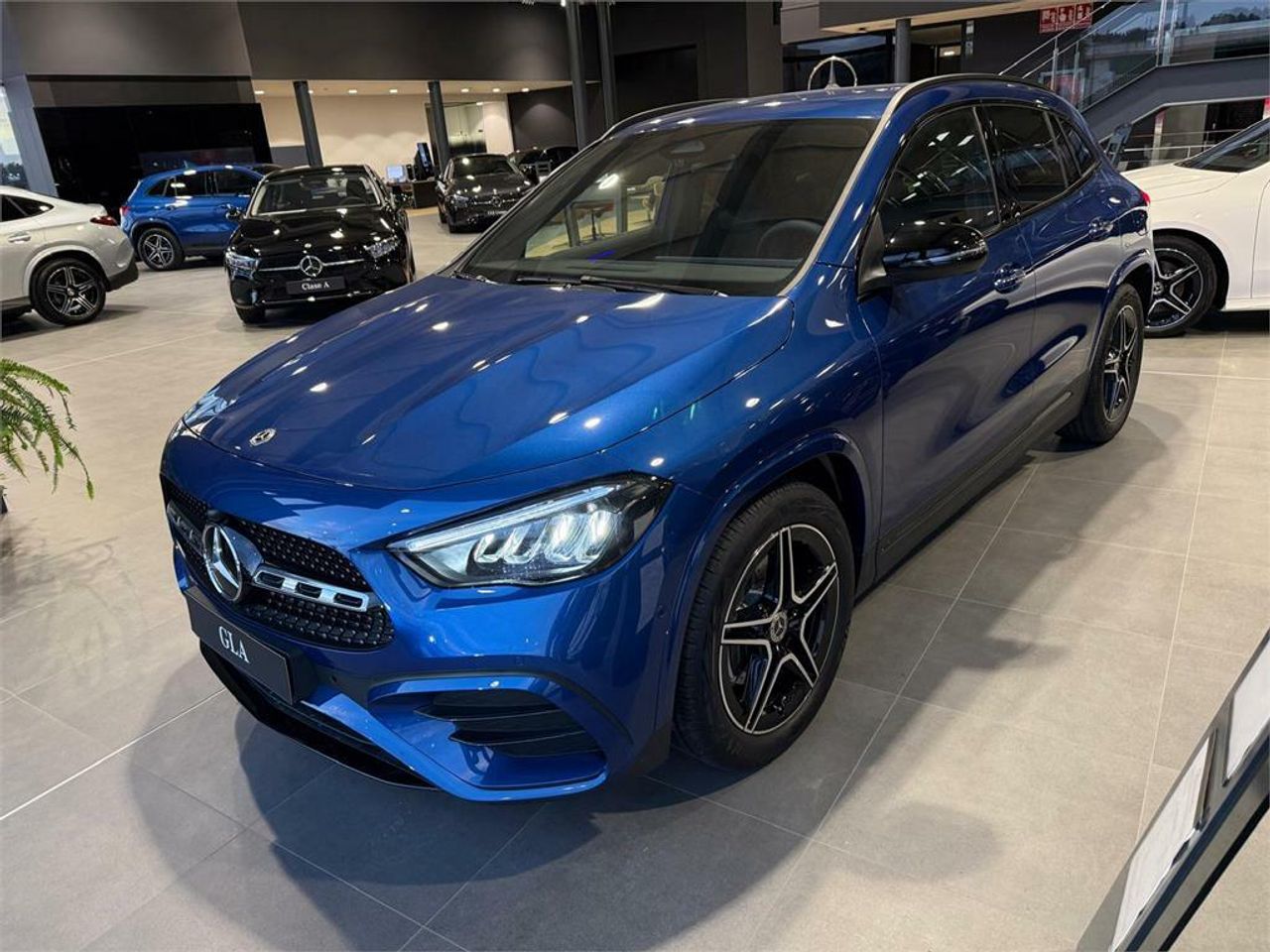 Mercedes benz 2025 paquete de aparcamiento con camara de marcha atras  de segunda mano - mercedes gla 2025 /