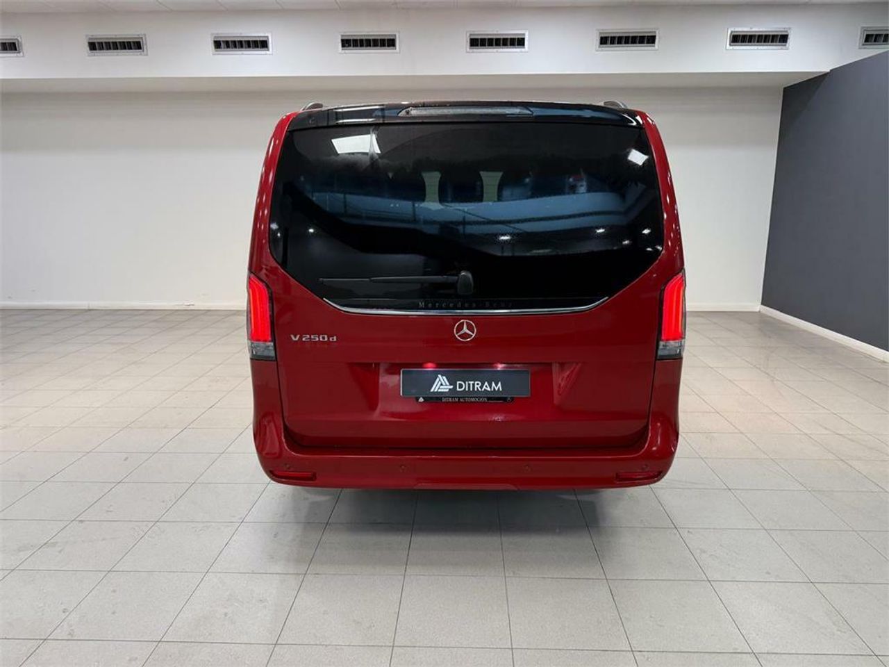 mercedes clase v 2024 / foto grande (3)