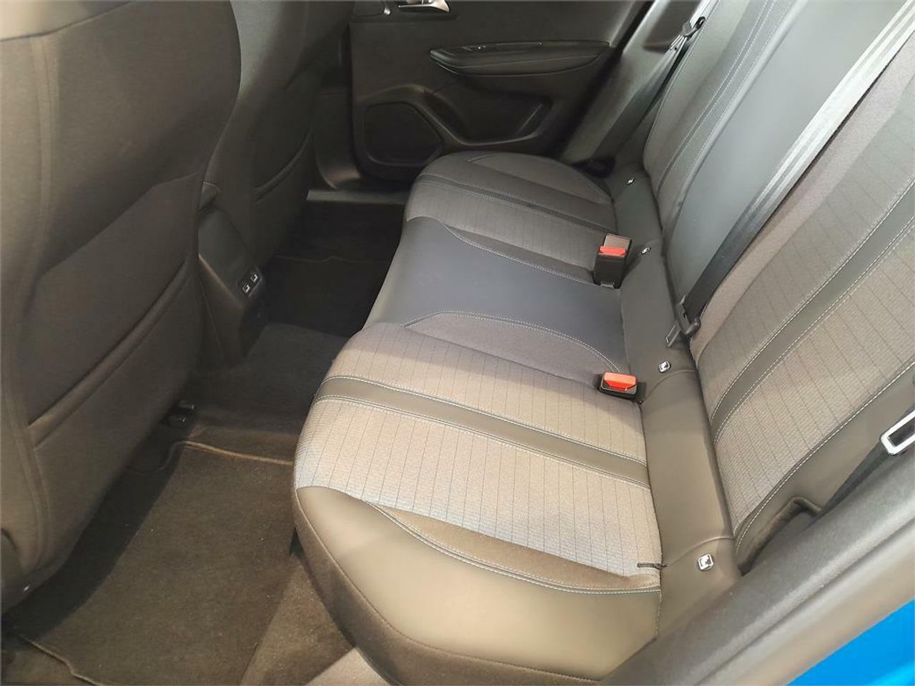 Peugeot 2008 Allure Pack Puretech 130 S&S EAT8 - Foto 2