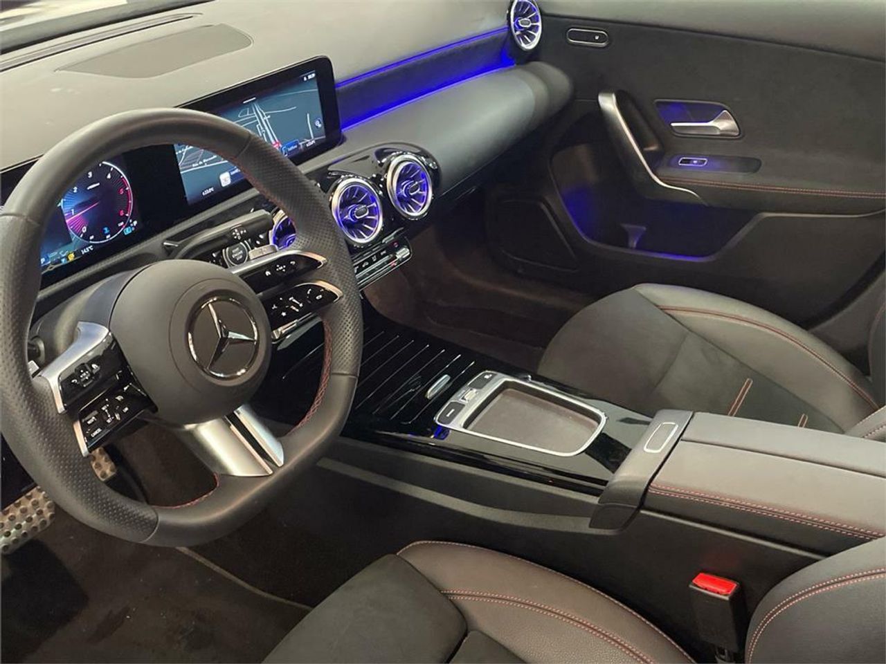 Mercedes Clase A 180 Sedán - Foto 2