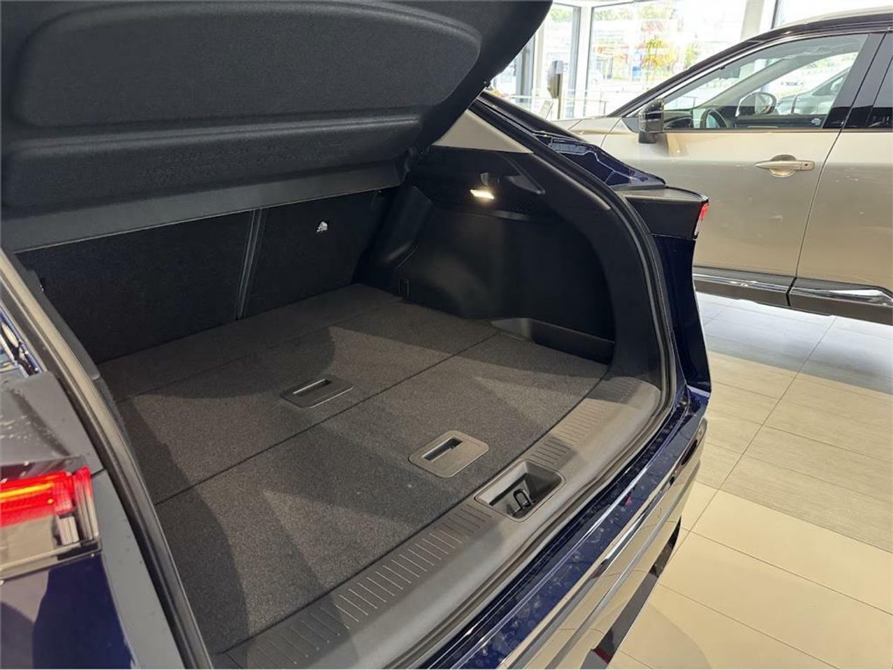 Nissan Ariya 5p 87 kWh 4x2 Evolve CAR. 22kW + Pack Sp - Foto 2